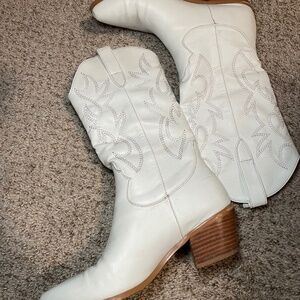 white cowgirl boots (billinis)